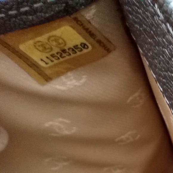 Chanel Metallic Silver Wallet - 100% Authentic - Picture 9 of 11